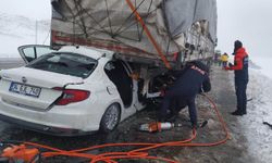 Otomobil tırın altına girdi: 2 ölü 1 yaralı
