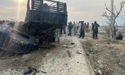 Pakistan'da polis aracına bombalı saldırı: 5 ölü 11 yaralı