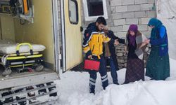 Yolları kapanan köyde rahatsız olan hamile kadın ekipler tarafından kurtarıldı