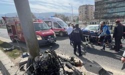 Aydınlatma direğine çarpan otomobil sürücüsü ağır yaralandı
