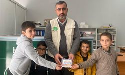 Cami öğrencisi çocuklar, harçlıklarını muhtaçlar için bağışladı