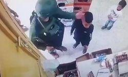 İşgal askeri, tüfek baskılı tişört giydiği için Filistinli çocuğu darp etti