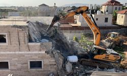 İşgalciler Filistinlilere ait 2 evi yıktı