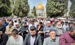Mescid-i Aksa'da 125 bin kişi cuma namazı kıldı