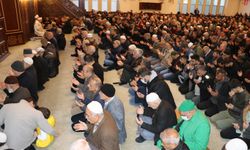 Bayram namazında eller Gazze'nin zaferi için duaya kalktı