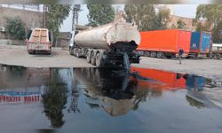 Mardin’de kazaya karışan tankerden 26 ton fiorin yağı yola savruldu 