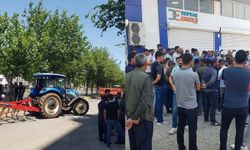 Çiftçiler, elektrik kesintilerini protesto etmek amacıyla kara yolunu trafiğe kapattı