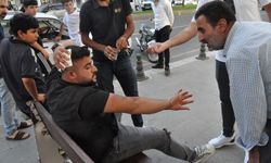 Yaya çarpmamak için manevra yapan motosiklet sürücüsü kaza yaptı: Bir yaralı