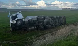 Diyarbakır-Bismil Yolunda TIR Tarlaya Devrildi: Sürücü Yaralandı