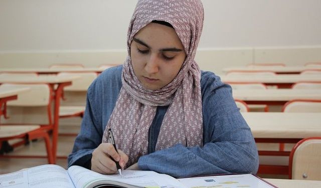 Depremden sonra YKS’de Türkiye derecesi yapan imam hatipli kız