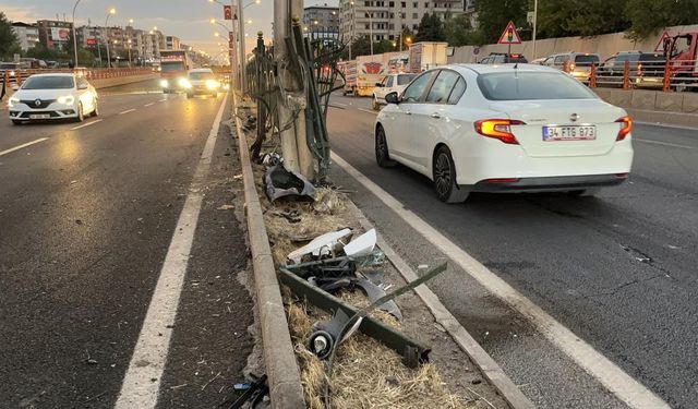 Diyarbakır'da hızını alamadı; refüje çaptı: 3 yaralı