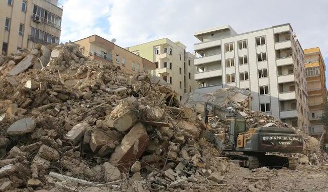 Esnaf ağır hasarlı binaların yıkımının yavaş ilerlemesinden şikayetçi!