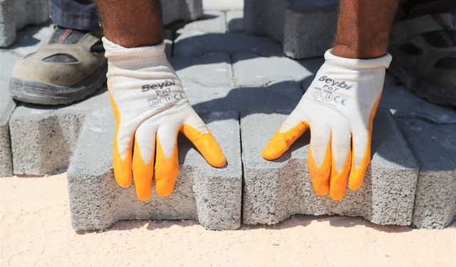 Ergani’de kilitli parke taşı döşeme çalışmalarına start verildi.