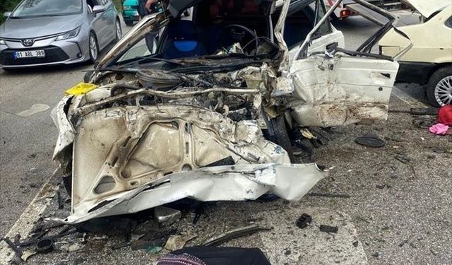 Karşı şeride geçen araç, otomobili adeta biçti!