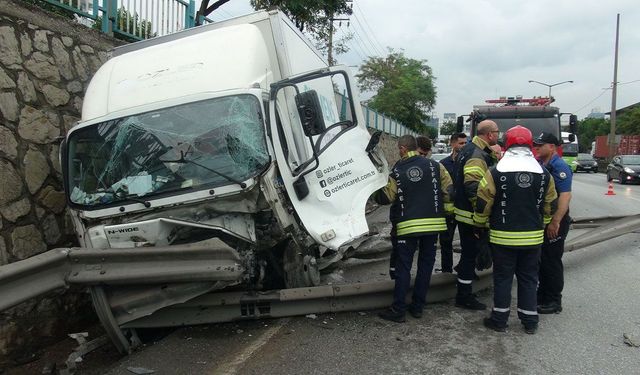 Yoldan çıkan kamyonet önce bariyerlere ardından duvara çarptı