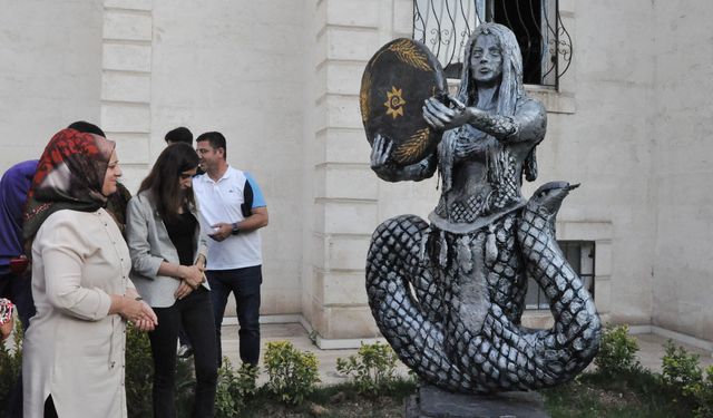 Batmanlılardan DEM'li belediyenin heykel aşkına tepki: Heykellere değil hizmete ihtiyacımız var