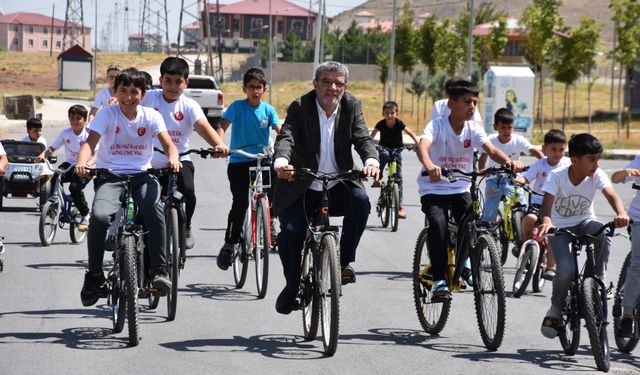 Yaz Kur'an kursu etkinliğinde il müftüsü çocuklarla bisiklet sürdü