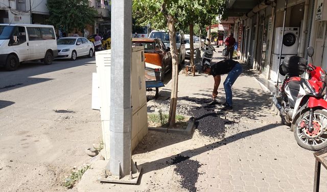 Batman'da belediyenin yapmadığı bozuk kaldırımları vatandaşlar yapıyor