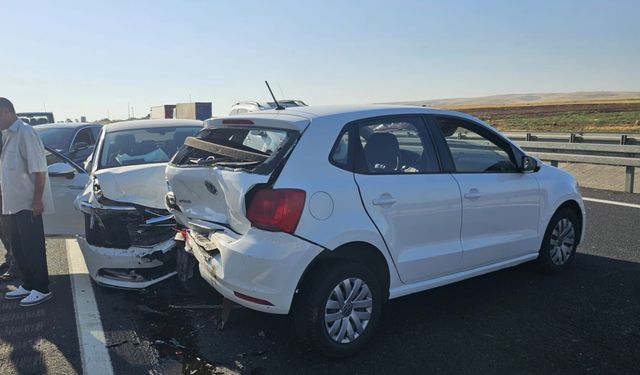 Mardin'de iki otomobilin çarpıştığı kazada 3 kişi yaralandı