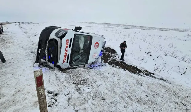 Diyarbakır’da kar yağışı hayatı felç etti: Uçak seferleri iptal, kazalarda 11 yaralı