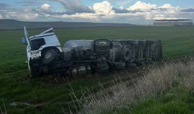 Diyarbakır-Bismil Yolunda TIR Tarlaya Devrildi: Sürücü Yaralandı