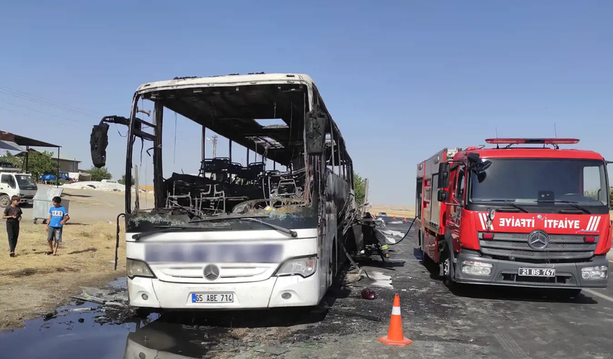 Diyarbakır-Silvan Karayolunda yolcu otobüsü alev aldı