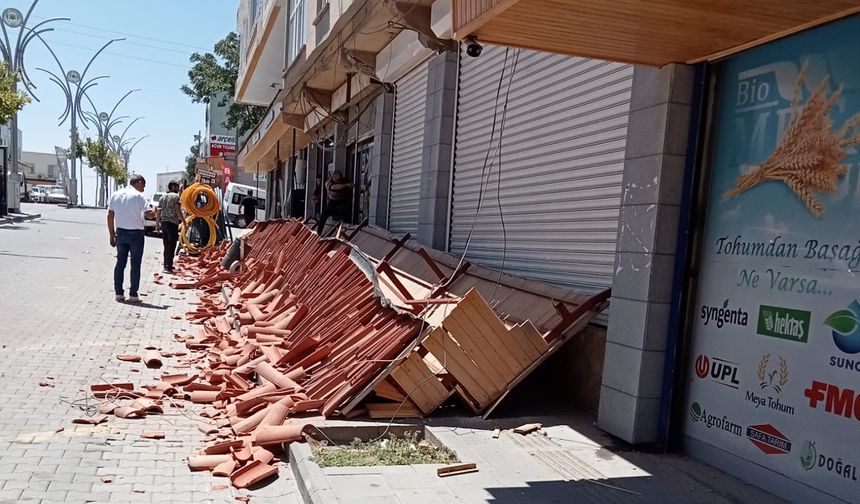 Çınar’da çarşı çatısı çöktü