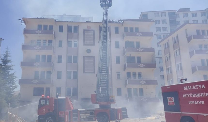 Malatya’da depremde hasar gören binada yangın çıktı