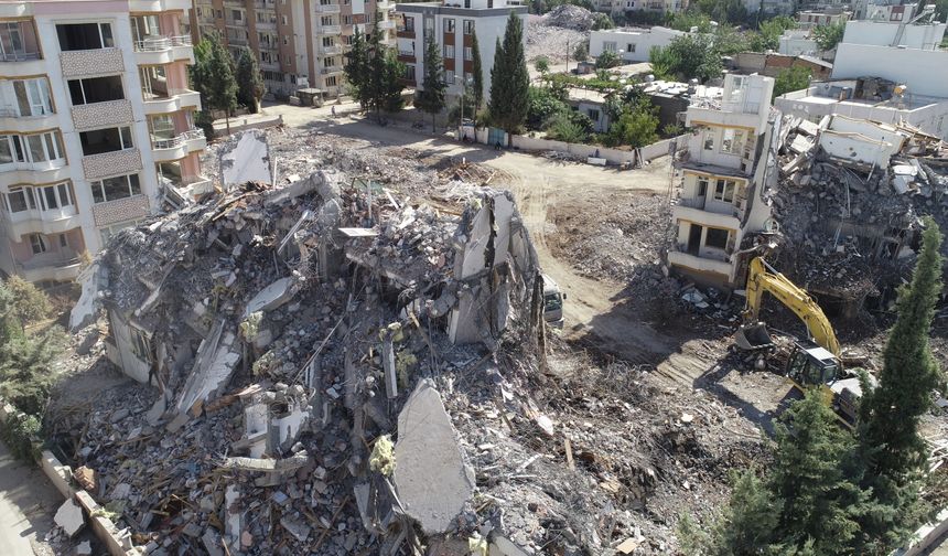 Adıyaman’da deprem sonrası yıkım çalışmaları devam ediyor