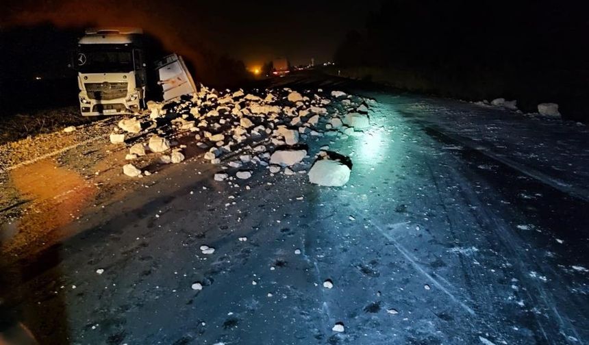 Dorsesi devrilen taş yüklü TIR Bismil'de ulaşımı kapattı!