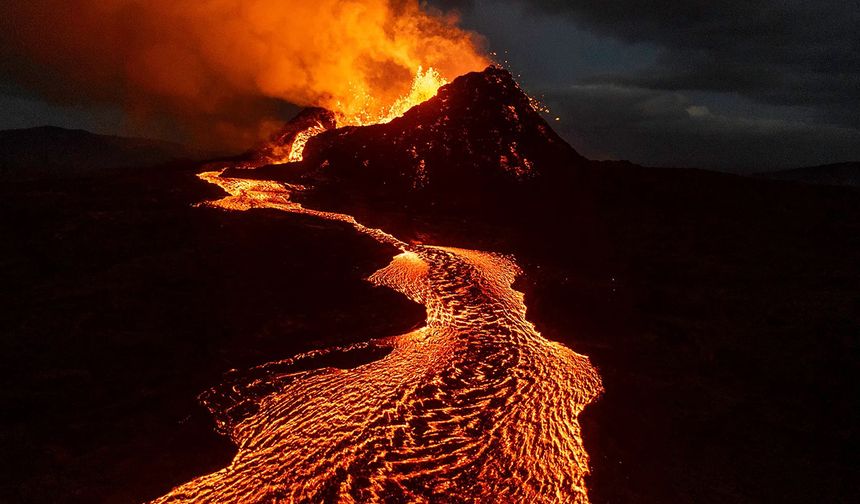 İzlanda'da Reykjanes Yarımadası'nda yanardağ patlaması