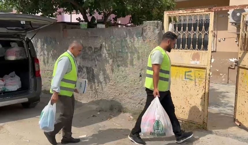 Umut Kervanı Tarsus'ta muhtaç ailelere gıda yardımında bulundu