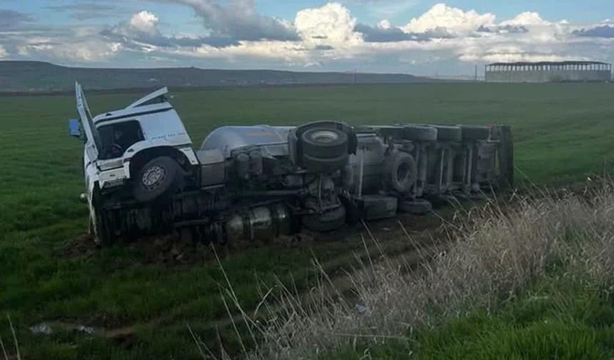 Diyarbakır-Bismil Yolunda TIR Tarlaya Devrildi: Sürücü Yaralandı