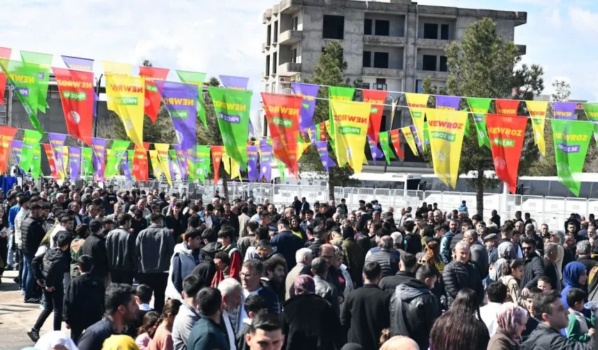 Bismil ve Savur’da Newroz Coşkusu: Yüzlerce Kişi Alanlara Akın Etti